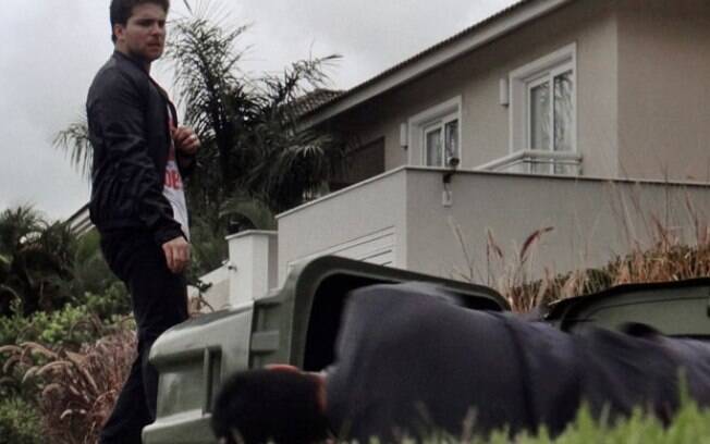 Niko dá uma surra em Eron