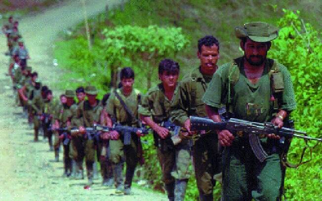 Militantes das FARC, Forças Armadas Revolucionária da Colômbia, atua no país há mais de 50 anos com renda anual de até US$ 600 milhões. Foto: Reprodução/Youtube