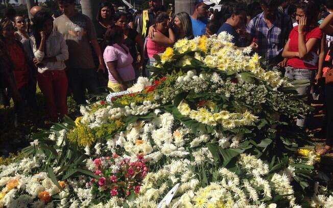 Fãs se emocionam no enterro de Cristiano Araújo. Foto: Clenon Ferreira/especial para o iG