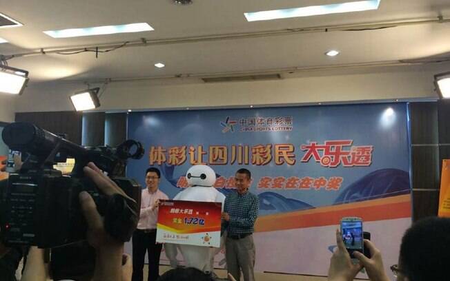 Ganhador do prêmio milionário entregue na cidade de Chengdu, na província chinesa de Sichuan