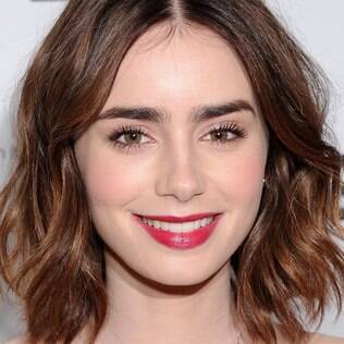 Repare na diferença que cílios bem definidos fazem no visual. Faça como Lily Collins e capriche na máscara!