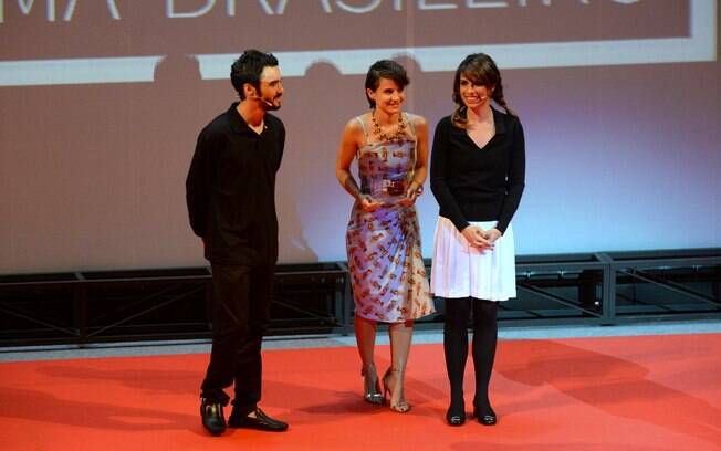 Caio Blat e Maria Ribeiro com Bianca Comparato, vencedora na categoria melhor atriz coadjuvante