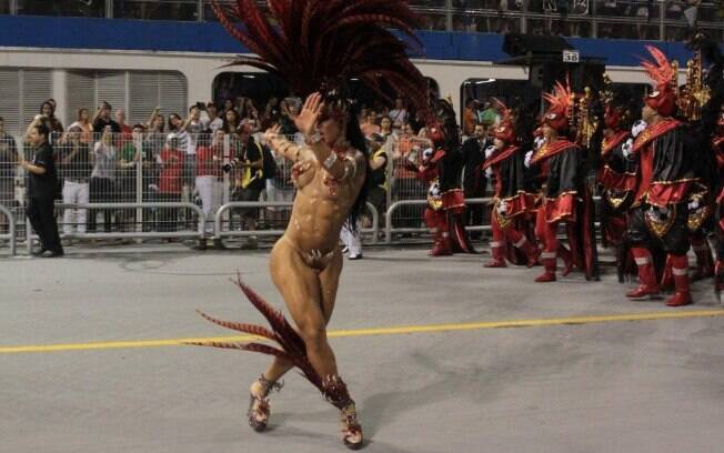 Fabi Frota apostou em fantasia ousada para se destacar durante desfile da Gaviões da Fiel