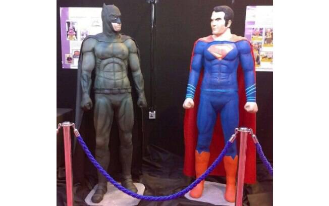 Confeiteira faz bolo em tamanho real do Batman e do Super-Homem Confeiteira faz bolo em tamanho real do Batman e do Super-Homem