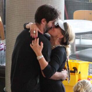 Susana Vieira e Sandro Pedroso se cumprimentam com selinho em aeroporto