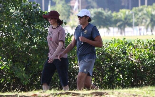 Alexandre Borges e Júlia Lemmertz caminham juntos na Lagoa Rodrigo de Freitas, dia 3 de junho passado