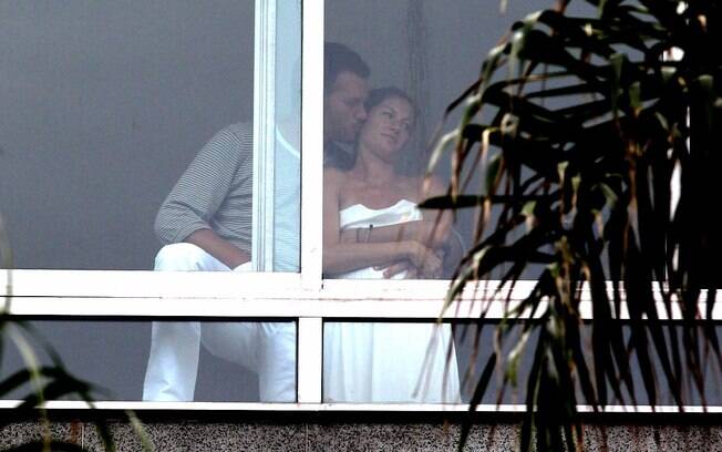 Gisele Bündchen e Tom Braddy trocam carícias na varanda do Copacabana Palace, no Rio de Janeiro, neste sábado (12)