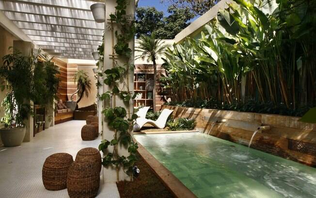 Como o lugar preferido da casa de peixes é um jardim, nada melhor do que uma piscina para completar o espaço. Projeto da paisagista Gigi Botelho