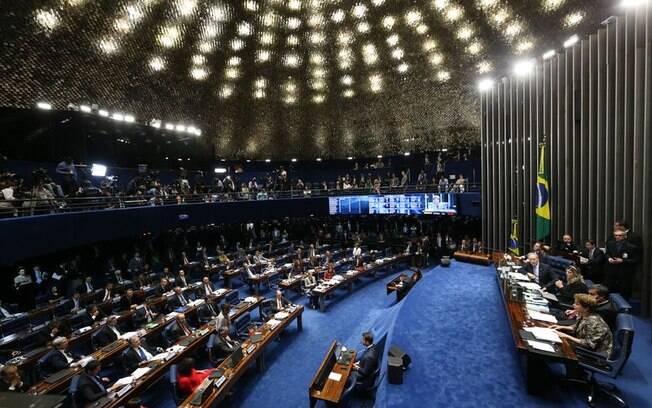 Protestos de deputados fizeram Beto Mansur, que presidia a Câmara, suspender os trabalhos para tentar um acordo