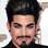 Adam Lambert curte usar maquiagem marcante, mas quanto cultivou a barba e a maquiou, ficou parecido com um boneco de porcelana. Foto: Getty Images