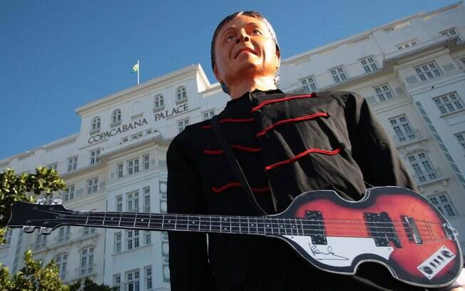 Boneco de Olinda versão Paul McCartney em frente ao hotel Copacabana Palace, em 2011