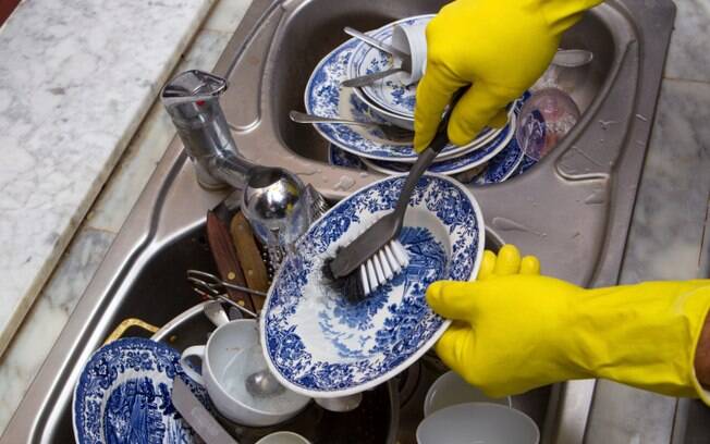 Lave a louça diariamente. Isso facilita a retirada dos resíduos e evita o aparecimento de insetos e odores desagradáveis. Foto: Thinkstock
