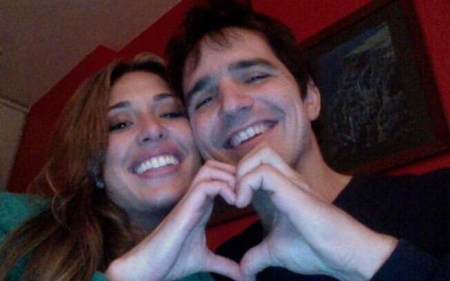 Giselle Itié mostrou uma foto dela e do namorado, o empresário Rodrigo Gimenes, fazendo 'coraçãozinho' com as mãos 