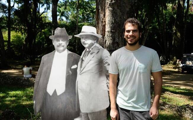 Matemático premiado Artur Ávila planta jequitibá em homenagem a Einstein no Rio