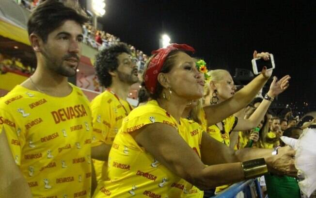 Susana Vieira curte o segundo dia de carnaval na Sapucaí com o noivo Sandro Pedroso