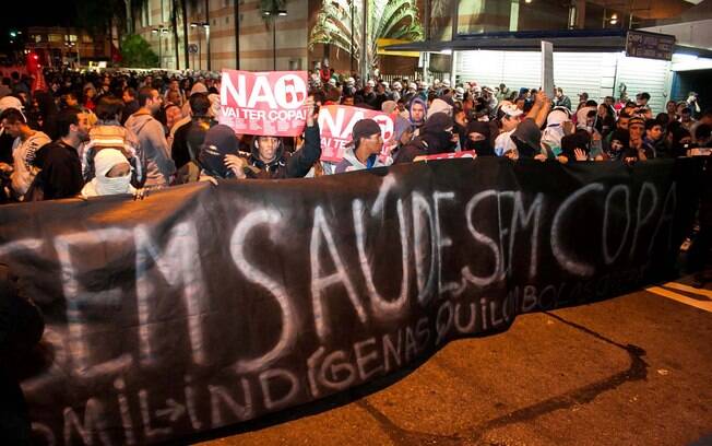 Protesto contra Copa do Mundo na cidade de São Paulo (SP), nesta terça-feira (29). Concentração na região do Metrô Tatuapé. Protesto contra Copa do Mundo na cidade de São Paulo (SP), nesta terça-feira (29). Concentração na região do Metrô Tatuapé.