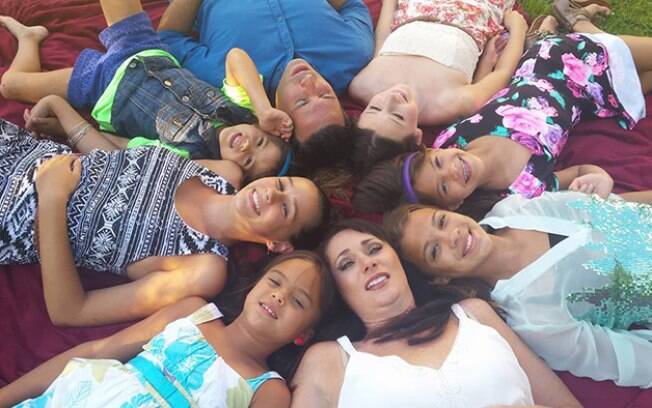 Laura Ruffino adotou as quatro filhas de melhor amiga que morreu de câncer cerebral
