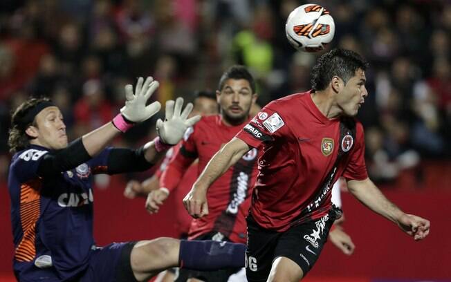 Cassio sai mal e não corta toque de Aguilar para Gandolfi na jogada do gol do Tijuana