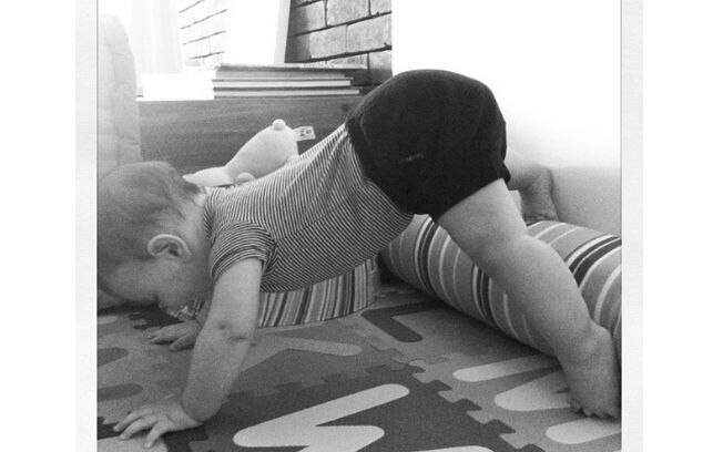 Fernanda Tavares divulga foto do filho Artur no Instagram. "Hora do pilates", escreveu a modelo na legenda da imagem 