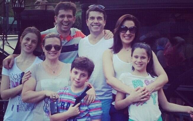 Claudia Raia começou as férias ainda em junho: foi com a filha Sophia, o namorado Jarbas Homem de Melo e a família dele à Disney
