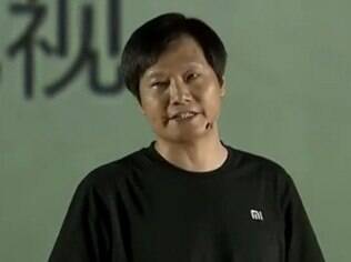 Lei Jun, com visual de Steve Jobs, em evento
