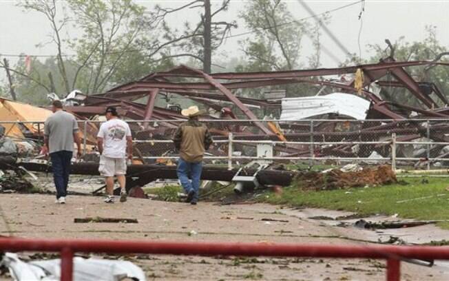 Moradores do Texas olham os danos a uma escola causadas pelo mau tempo e pelo tornado