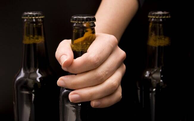 Alcoolismo: o consumo abusivo de álcool enfraquece os ossos porque altera o metabolismo e prejudica a fixação de nutrientes protetores dos ossos. Foto: Getty Images