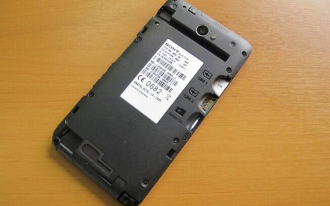 O Xperia E4 Dual tem suporte para dois chips e cartão de memória microSD de até 32 GB