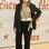 A atriz Tovah Feldshuh rejuvenesceu o visual ao combinar blusa metalizada com paletó e calça de alfaiataria. O look é formal e elegante. Foto: Getty Images