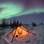 Esta imagem do alemão Thomas Kokta, que registra as luzes da aurora boreal sobre uma cabana iluminada, ficou em segundo lugar na categoria de imagem única Wild Moments. Foto: Thomas Kokta / www.tpoty.com