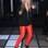 Enquanto algumas estrelas têm apostado nos tons queimados, a apresentadora Jo Wood investiu num vermelhão bem vivo, deixando o look alegre. Invista em acessórios neutros. Foto: Getty Images
