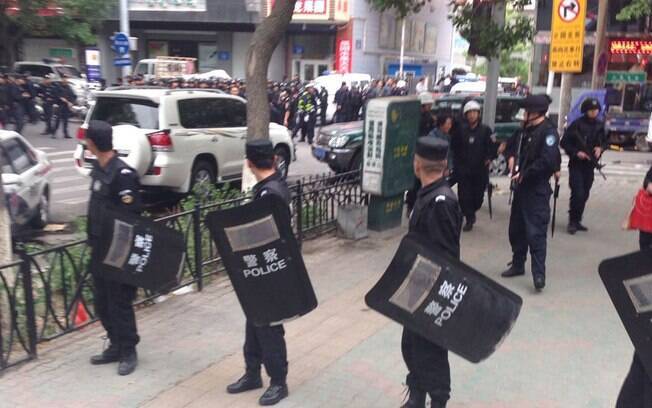 22 de maio - Depois de invadirem com dois veículos uma loja em Urumqi, na China, terroristas atiraram explosivos contra o local, matando ao menos 31 pessoas e ferindo 90. Foto: AP