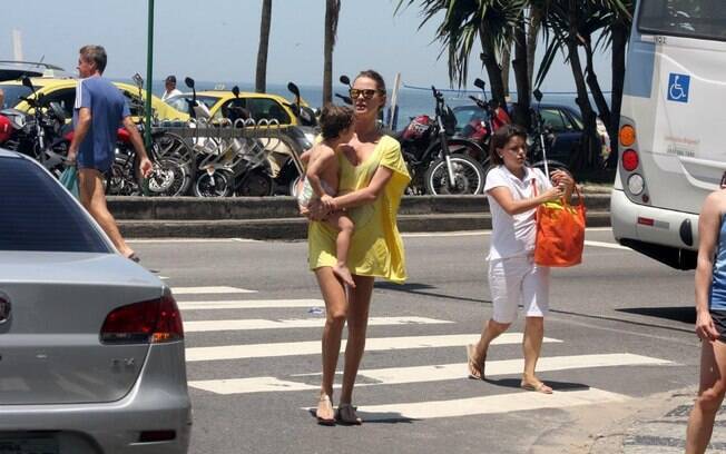 A atriz levou o filho João Guilherme para se divertir na praia de Ipanema