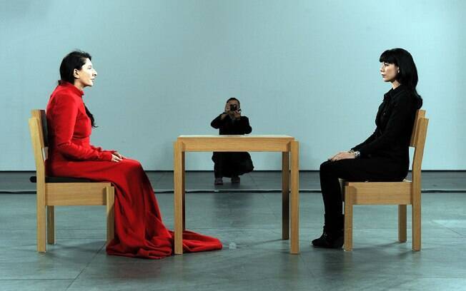 Marina durante a performance no MoMA, na qual o público se sentava em silêncio diante da artista