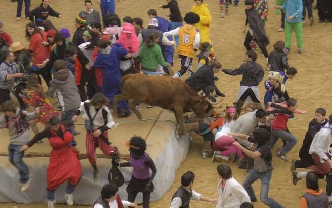 Tortura animal: corridas de touros na Espanha reúnem milhares para tortura de animal até sua morte. Foto: Wikimedia Commons