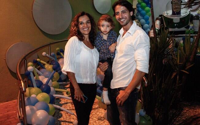 Mara Carvalho e o namorado Carlos Martin, pai do aniversariante Luigi (no colo)