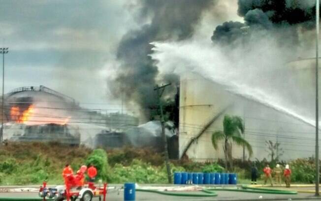 No 4º dia do incêndio em Santos, neste domingo (5), fogo foi controlado em um dos tanques; restam três. Foto: Corpo de Bombeiros/Divulgação