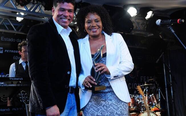 Maurício Mattar entrega prêmio a Margareth Menezes na Festa Nacional da Música Brasileira