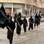 Combatentes da al-Qaeda ligados ao Estado Islâmico, marcham em Raqqa, na Síria (jan/2014). Foto: AP