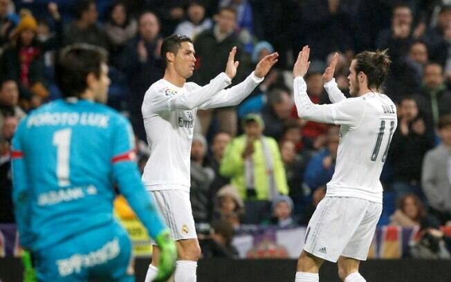 Bale comemora com Cristiano. Galês fez três contra o Deportivo. Português passou em branco Bale comemora com Cristiano. Galês fez três contra o Deportivo. Português passou em branco