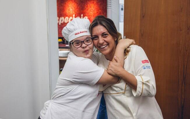 Silvana (à direita) é uma das idealizadoras do projeto culinário, que visa a inclusão social de quem tem síndrome de Down. Foto: Edu Cesar