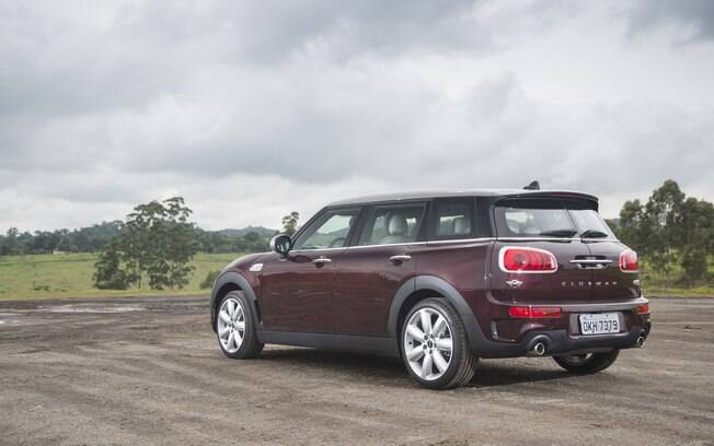 Modelo familiar, o Mini Cooper S Clubman mistura o hatchback com uma perua para ter mais espaço. Modelo familiar, o Mini Cooper S Clubman mistura o hatchback com uma perua para ter mais espaço.