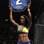 <span>Chandella Powell entra em ação enquanto os lutadores descansam entre um round e outro</span> - <strong>Foto: Getty Images</strong>