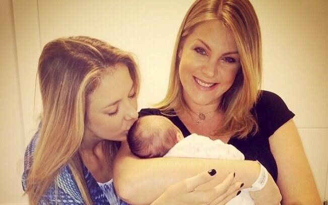 Ticiane Pinheiro visita bebê de Ana Hickmann