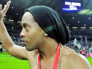 Adeus? Ronaldinho saudou torcedores e companheiros de forma diferenciada na decisão da Recopa e deixou no ar sua possível saída