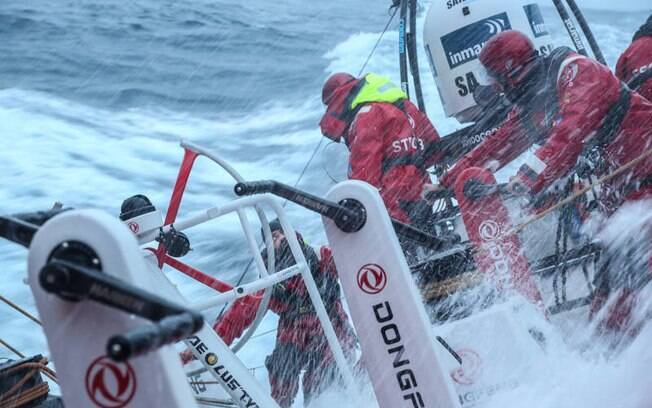 O barco da equipe chinesa Dongfeng Race Team sofreu vários problemas neste domingo e se distancioi dos líderes