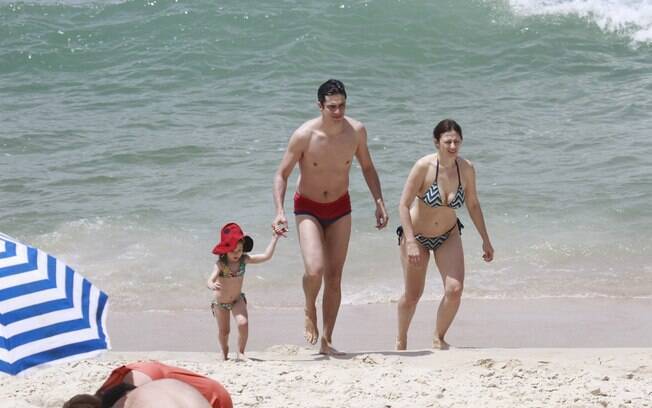 Mateus Solano e Paula Braun passeiam com a filha na praia