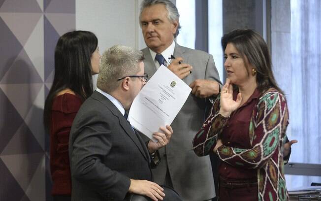 Relator do impeachment, Antonio Anastasia discute com colegas Simone Tebet e Ronaldo Caiado