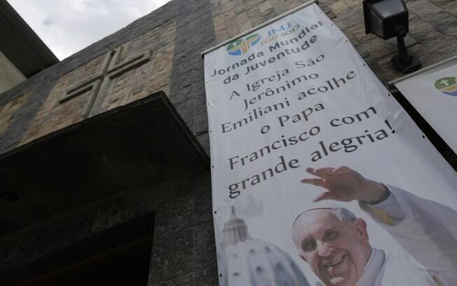 Banner promovendo a Jornada Mundial da Juventude na Capela de São Jerônimo, no Rio de Janeiro, que será visitada pelo papa.