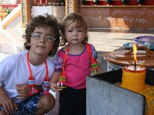 A blogueira Patricia Papp levou os dois filhos pequenos para passear em Bangcoc, na Tailândia